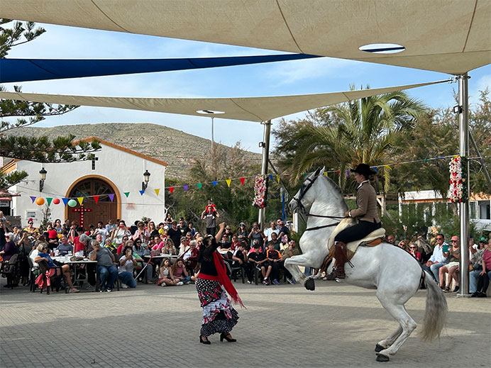Imagen de las Cruces de Mayo en los pueblos del Oeste
